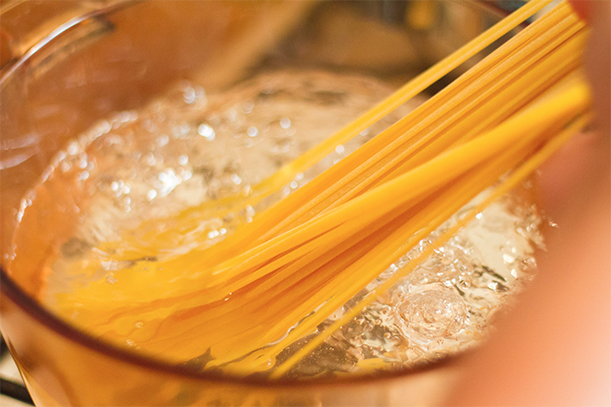 You’ve Been Cooking Your Pasta WRONG All This Time. This is the Most Efficient Way to Cook Pasta! (VIDEO)